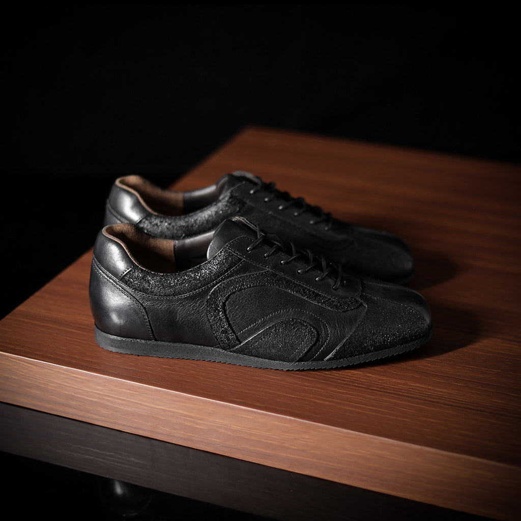 Men's black leather sneakers with lace-up front and contrasting collar lining