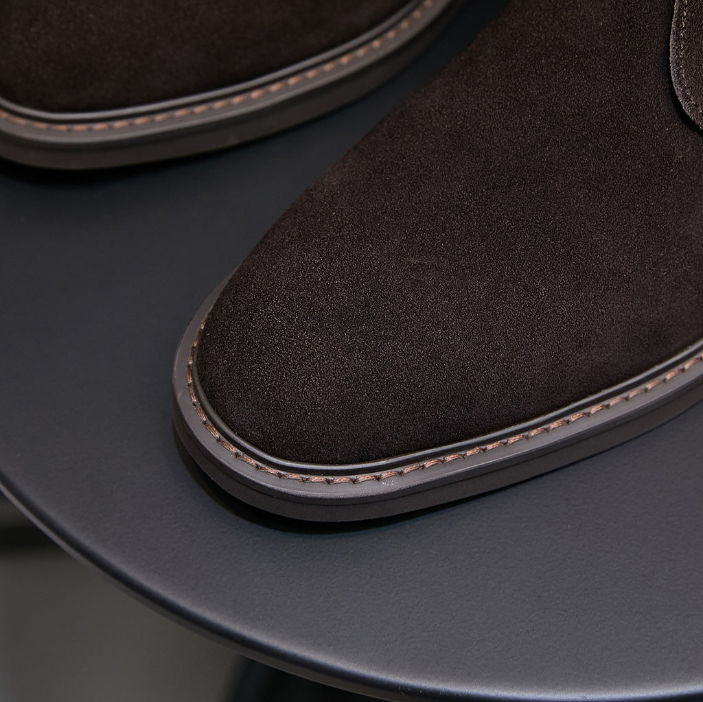 Men's dark brown suede chukka boot toe with contrast stitched midsole