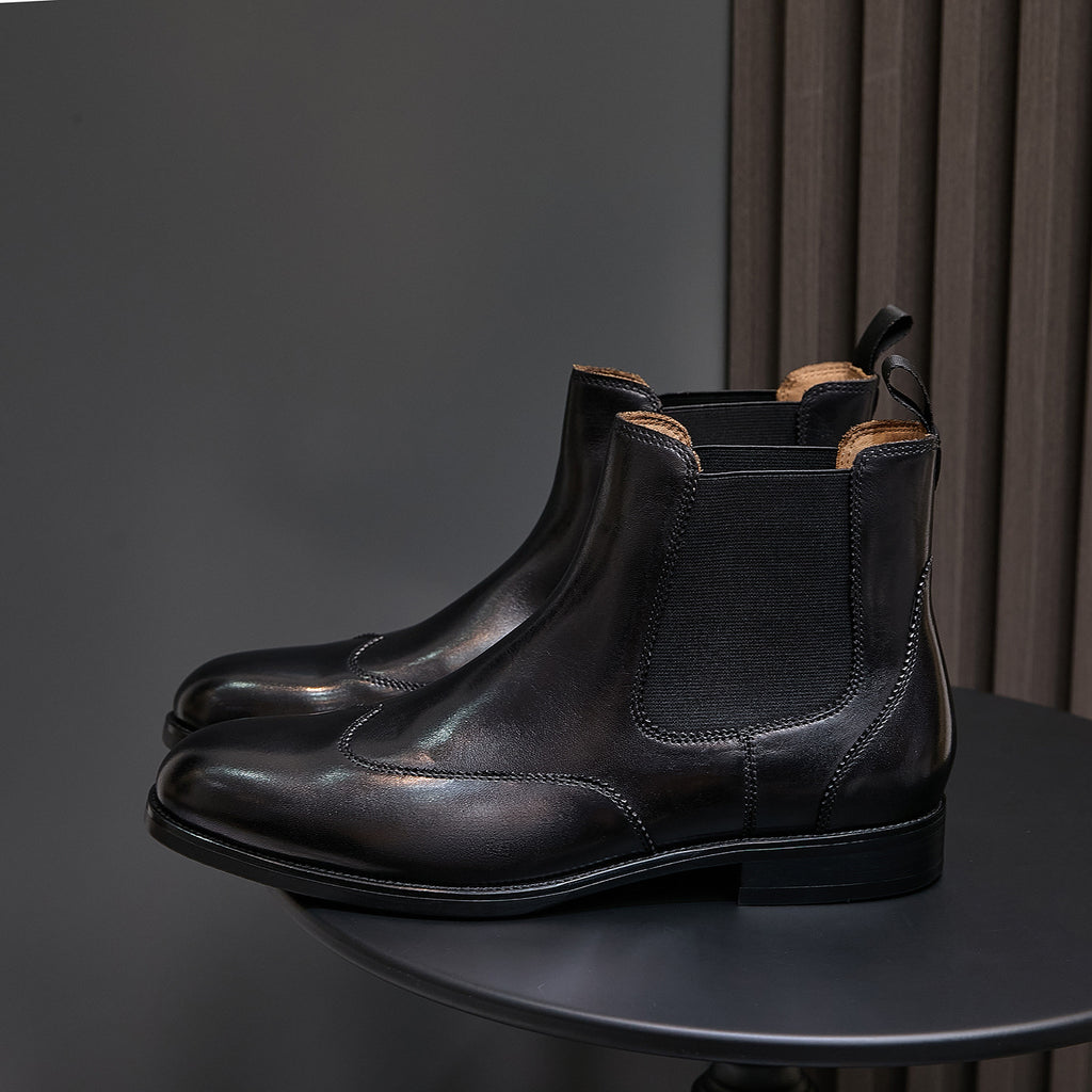 Men's pointed-toe black chelsea boots, smooth upper with elastic side panel and pull tab