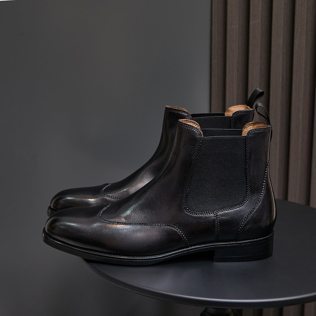 Men's pointed-toe black chelsea boots, smooth upper with elastic side panel and pull tab