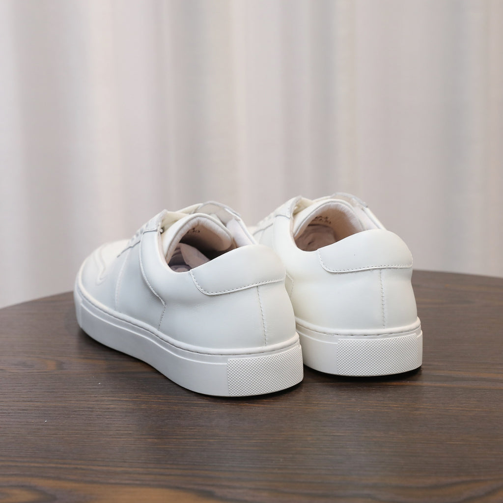 White men's leather sneakers rear view with pull tab and textured heel