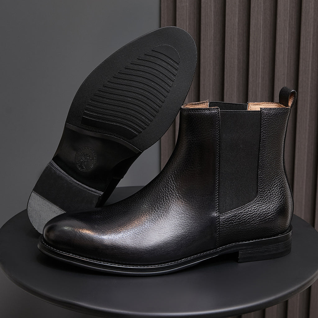 Pointed-toe Chelsea boots, black, treaded sole and elastic side panel