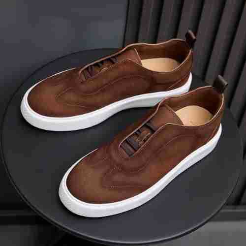 Men's leather sneakers in brown with white rubber sole and lace-up upper