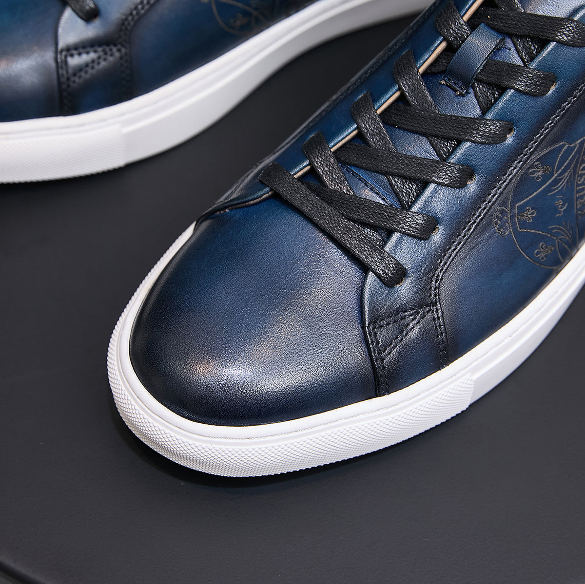 Men's blue leather sneakers with lace-up eyelets and white rubber sole