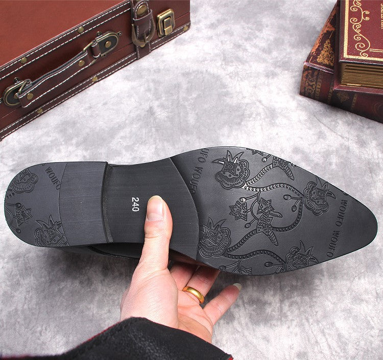 Boot outsole with patterned tread texture and size marking 40