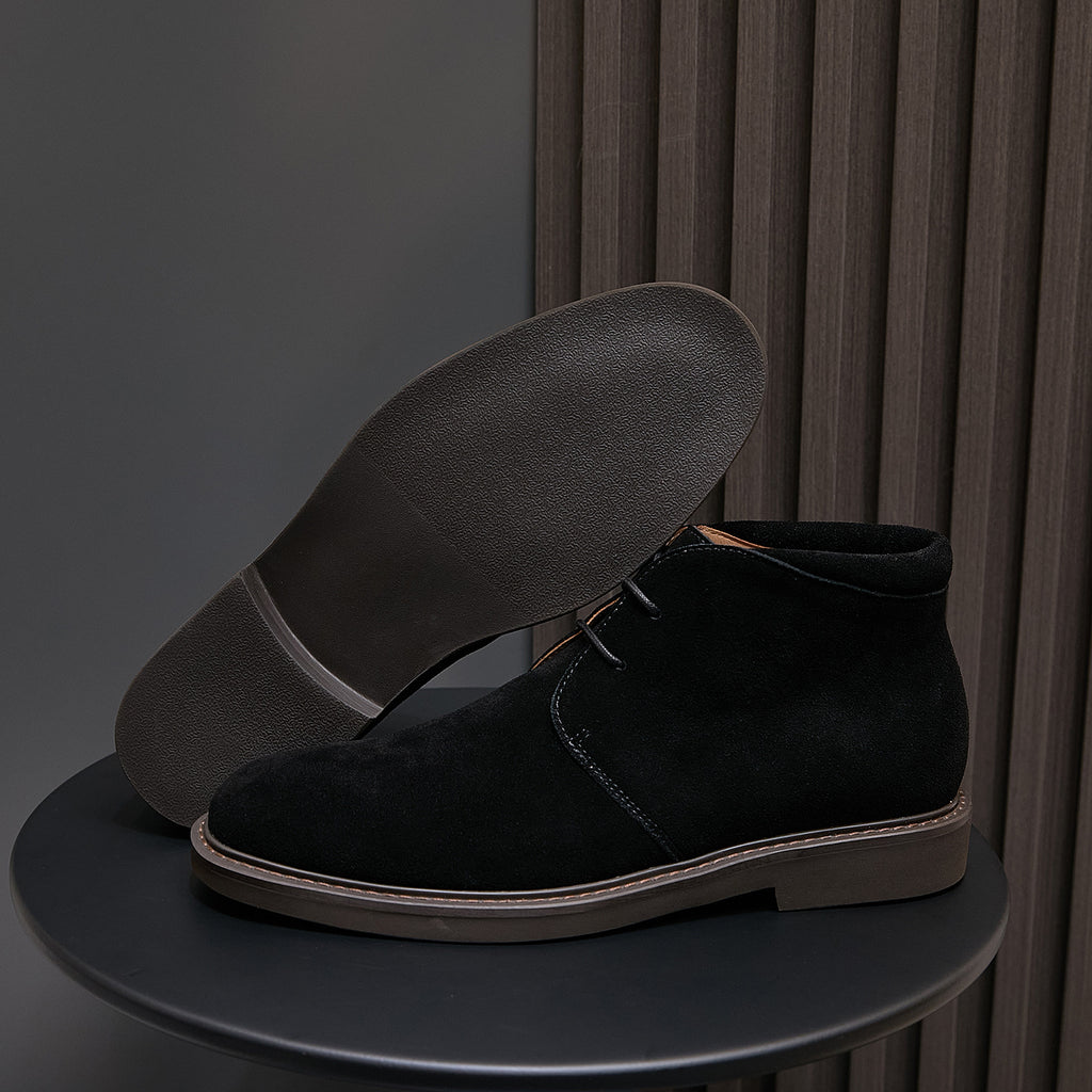 Men's plain-toe lace-up chukka boots in black suede with contrast welt stitching
