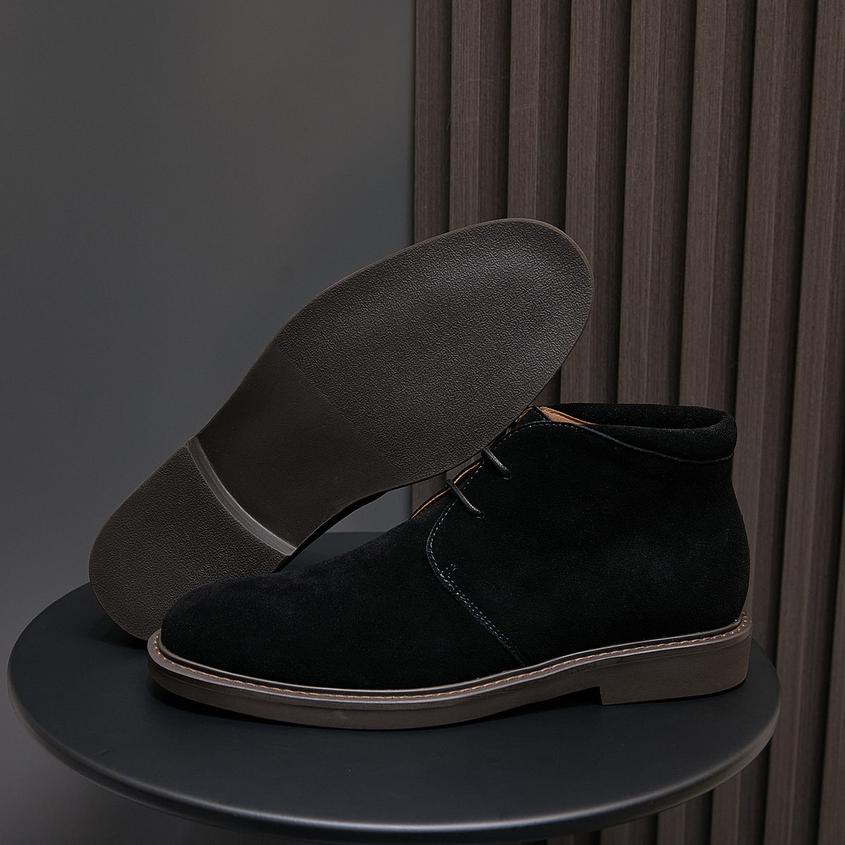 Men's plain-toe lace-up chukka boots in black suede with contrast welt stitching