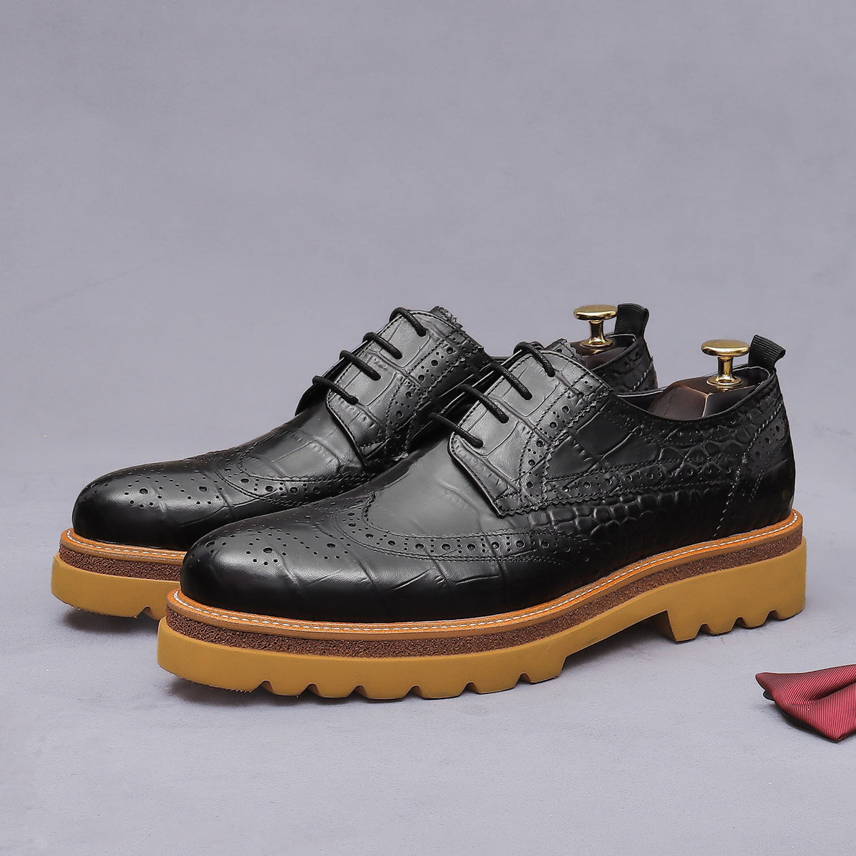 Men's pointed-toe leather derby shoes, black leather with thick gum-style outsole