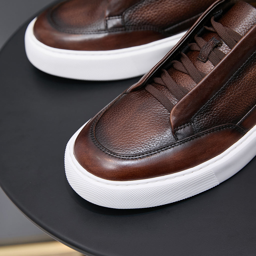 Brown leather sneakers with lace-up vamp and white rubber sole