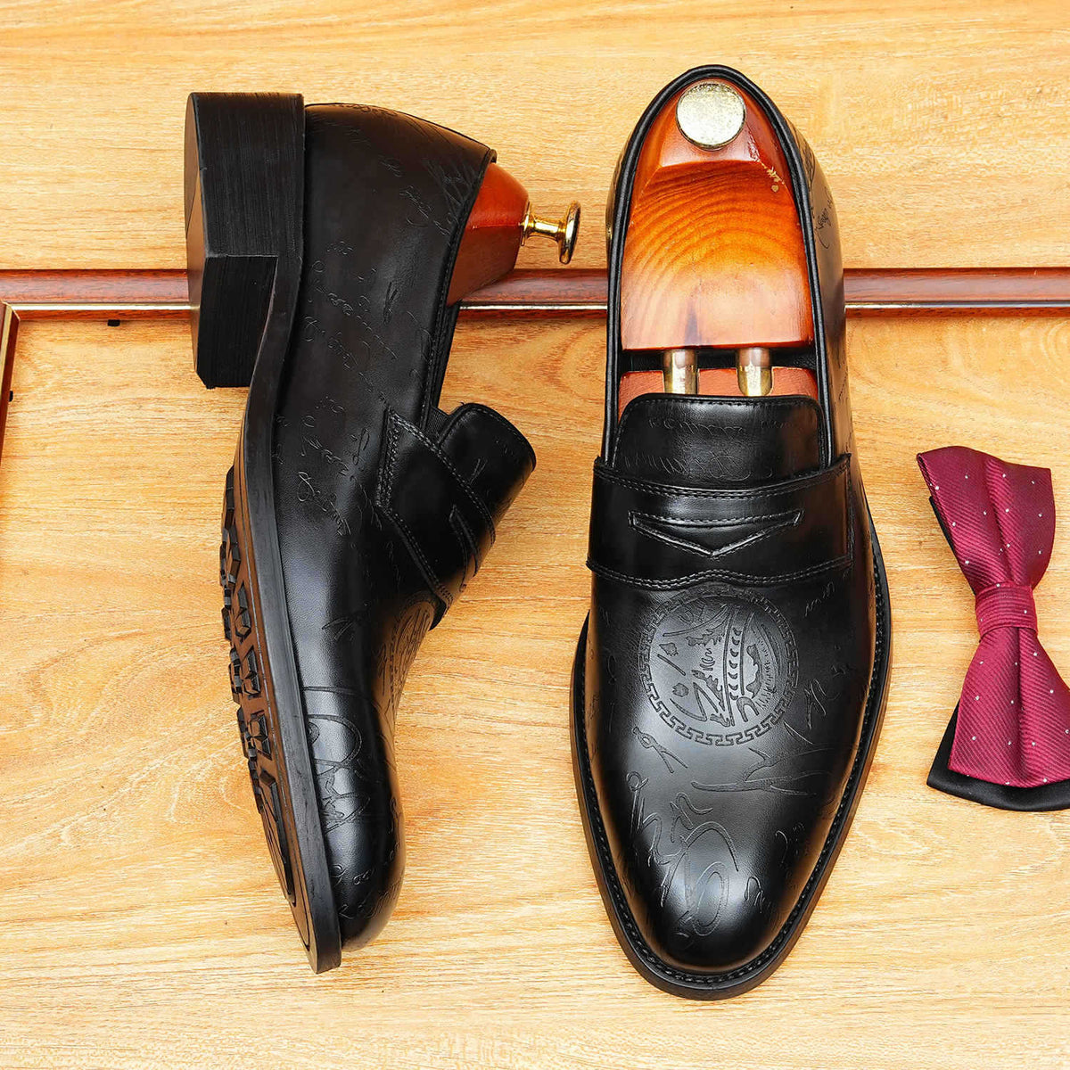Men's Carved Tassel Pointed Toe Leather Loafers