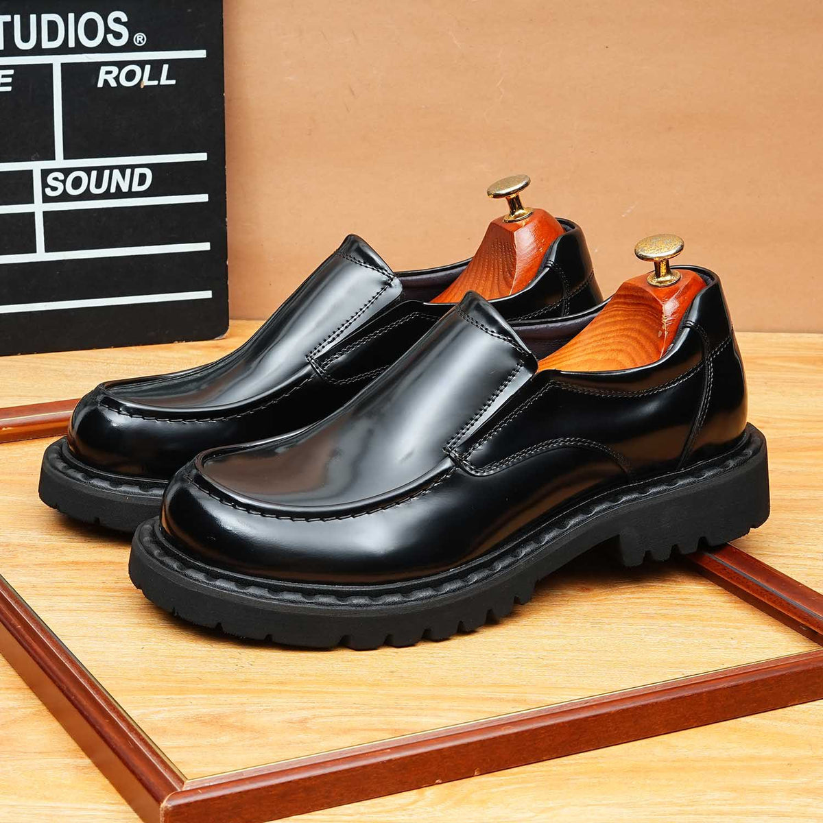 Men's Polished Round Toe Thick Sole Leather Loafers