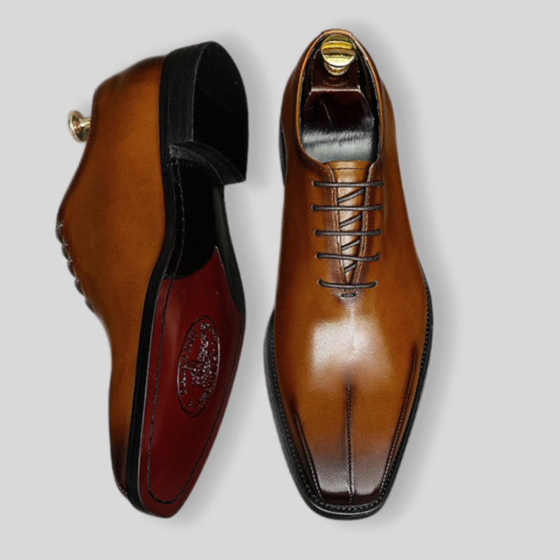 Men's brown chunky lug-sole wingtip brogue oxford shoes, lace-up.
