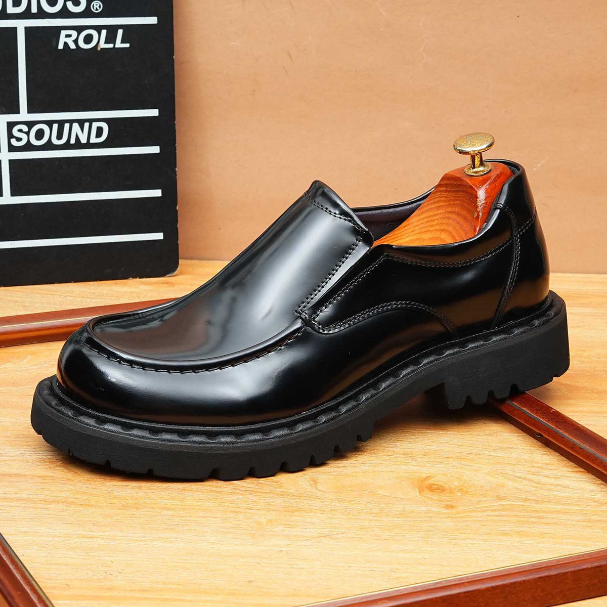 Men's Polished Round Toe Thick Sole Leather Loafers