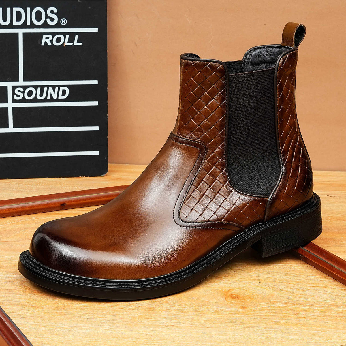 Men's Classic Round Toe Slip-On Leather Chelsea Boots