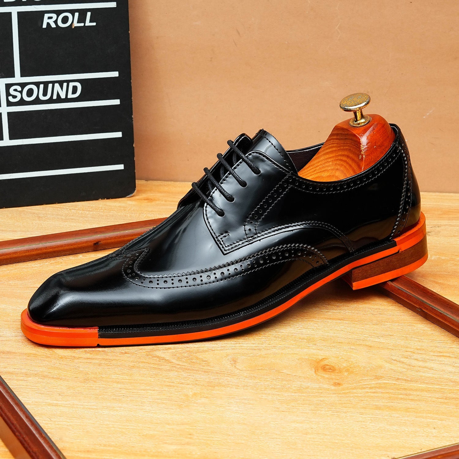Men's Brogue Derby Dress Shoes: Fashion Contrast Sole Formal